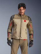 Alpinestars Nazca 3L GORE-TEX PRO Jacket, äventyrs- och touringjacka för motorcykel, Walnut Rock Brown och beige med röda detaljer, med svarta Superfabric-förstärkningar på axlarna och röda dragkedjor på ärmarna, bärs av en förare med matchande utrustning, tekniskt premiumplagg för äventyrskörning