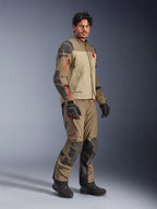 Alpinestars Nazca 3L GORE-TEX PRO-jacka, Walnut Rock Brown, äventyrsjacka för motorcykel buren med matchande byxor och svarta handskar, med mörkgrå förstärkningar, röda dragkedjedetaljer och ett högpresterande laminerat skal.