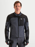 Alpinestars Arenis Gore-Tex jacka, äventyrsmotorcykeljacka för herr, svart och mörkgrå, framifrån på modell med matchande utrustning och handskar, AA-certifierad vattentät all-terrain-utrustning