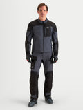 Alpinestars Arenis Gore-Tex® gear set, äventyrsmotorcykeljacka och byxor för herr, svarta och mörkgrå, framifrån på modell som bär vattentät allvädersutrustning