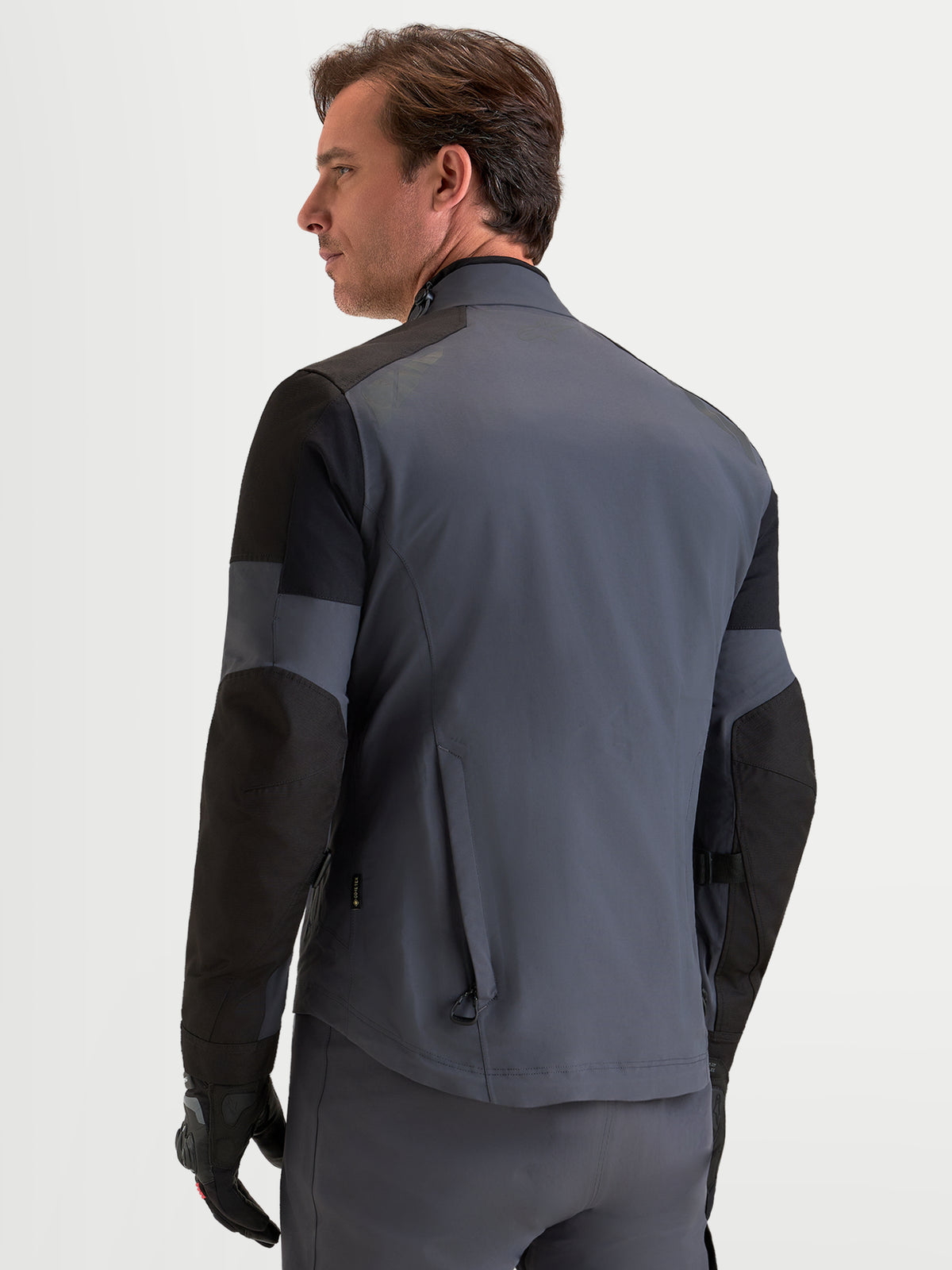 Alpinestars Arenis Gore-Tex jacka, äventyrsmotorcykeljacka för herr i svart och mörkgrå, vy bakifrån som visar vattentät konstruktion och ergonomisk krage