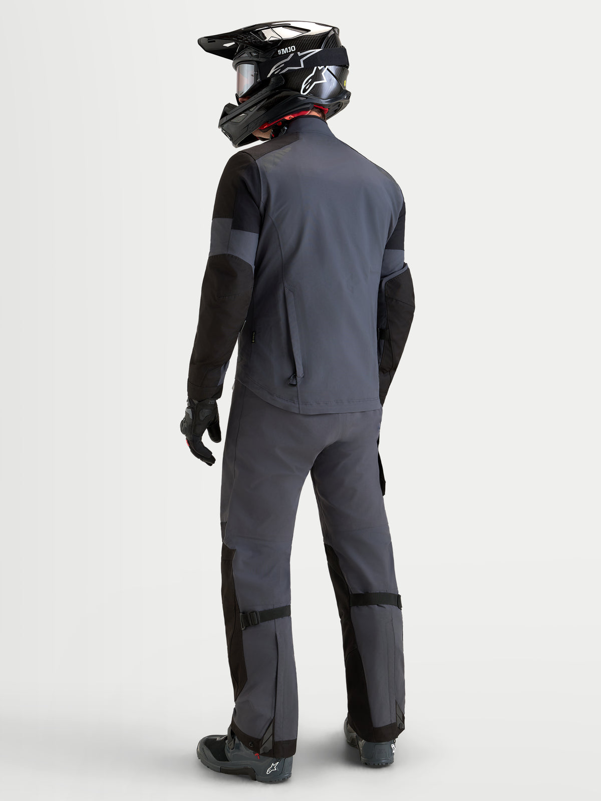 Alpinestars Arenis Gore-Tex jacka, äventyrsmotorcykeljacka för herr i svart och mörkgrå, vy bakifrån som visar vattentät textilkonstruktion, integrerat skydd och passform på modell