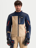 Alpinestars Arenis Gore-Tex jacka, äventyrsmotorcykeljacka för herr i mörkblått och aluminium, framifrån på modell iklädd matchande utrustning och handskar, vattentät textilkonstruktion