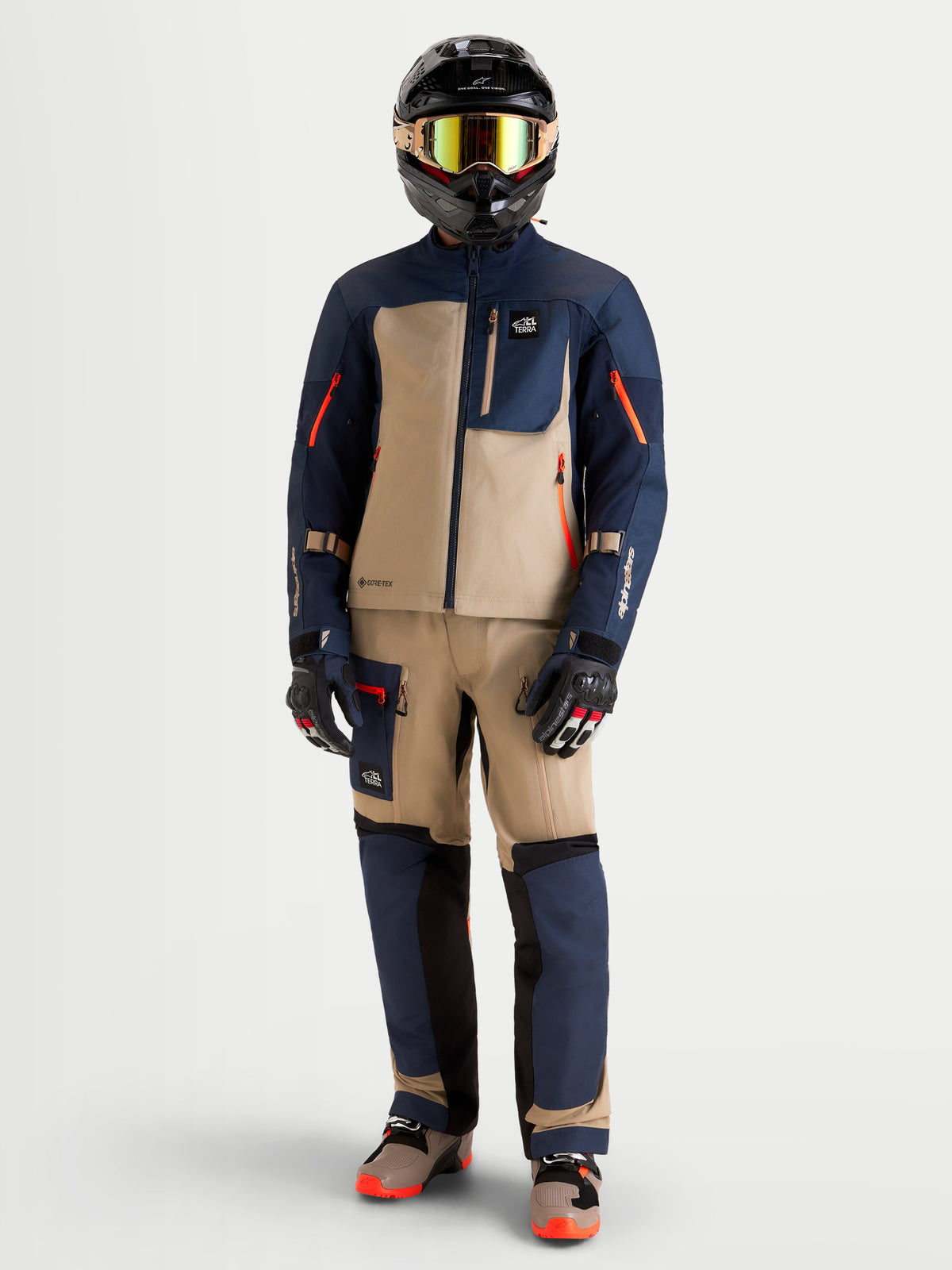 Alpinestars Arenis Gore-Tex jacka, äventyrsmotorcykeljacka för herr i mörkblått och beige, bars av en förare med matchande ADV-utrustning och hjälm