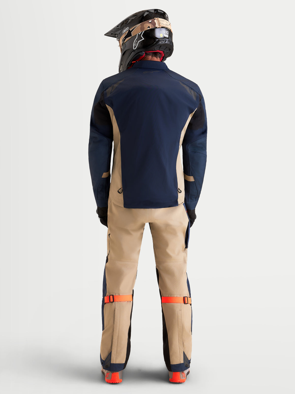 Alpinestars Arenis Gore Tex jacka, äventyrsmotorcykeljacka för herr, mörkblå och beige, vy bakifrån som visar vattentät textilkonstruktion och hjälmkompatibel utrustning på modell