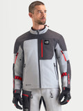 Alpinestars Arenis Gore-Tex jacka, äventyrsmotorcykeljacka för herr, mellanmörkgrå, mörkgrå och svart, framifrån på modell som visar vattentät textilkonstruktion och bröstficka med blixtlås