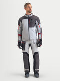 Alpinestars Arenis Gore-Tex utrustningsset, äventyrsmotorcykeljacka och byxor för herr i ljusgrått, mörkgrått och rött, framifrån på modell iklädd vattentät all-terrain-utrustning