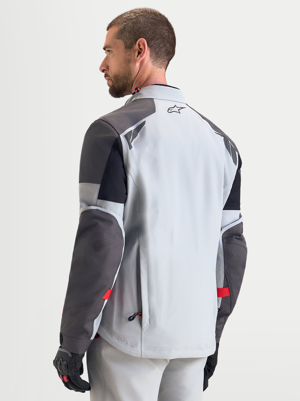 Alpinestars Arenis Gore-Tex jacka, äventyrsmotorcykeljacka för herr i mellanmörk grå, mörkgrå och svart, vy bakifrån som visar vattentät textilkonstruktion