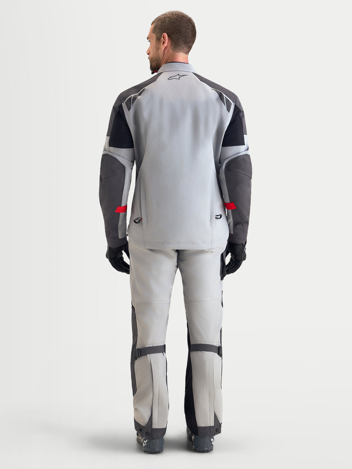 Alpinestars Arenis Gore-Tex jacka, äventyrsmotorcykeljacka för herr i ljusgrå, mörkgrå och svart, vy bakifrån som visar vattentät textilkonstruktion och integrerade bakre ventilationsöppningar, bärs av en manlig modell