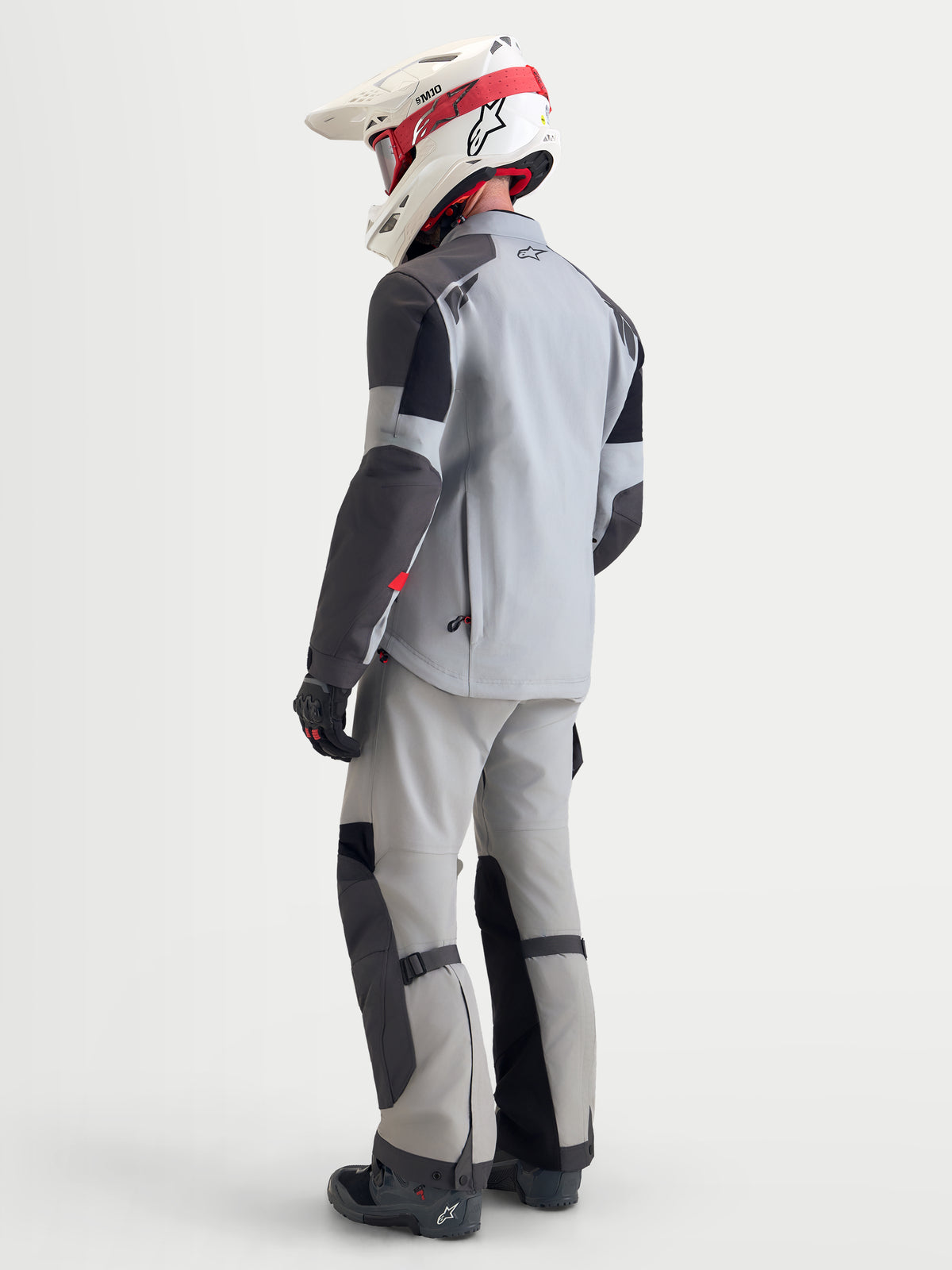 Alpinestars Arenis Gore-Tex jacka, äventyrsmotorcykeljacka för herr i mellanmörk grå, mörkgrå och svart, vy bakifrån som visar vattentät textkonstruktion och matchande byxor