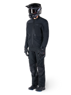 Motorcyklist klädd i Alpinestars St-7 Prime GORE-TEX-jacka i svart, matchande adventure touring-outfit med svarta byxor, svart hjälm med goggles och handskar, med en strömlinjeformad och funktionell design för prestanda i alla väder.
