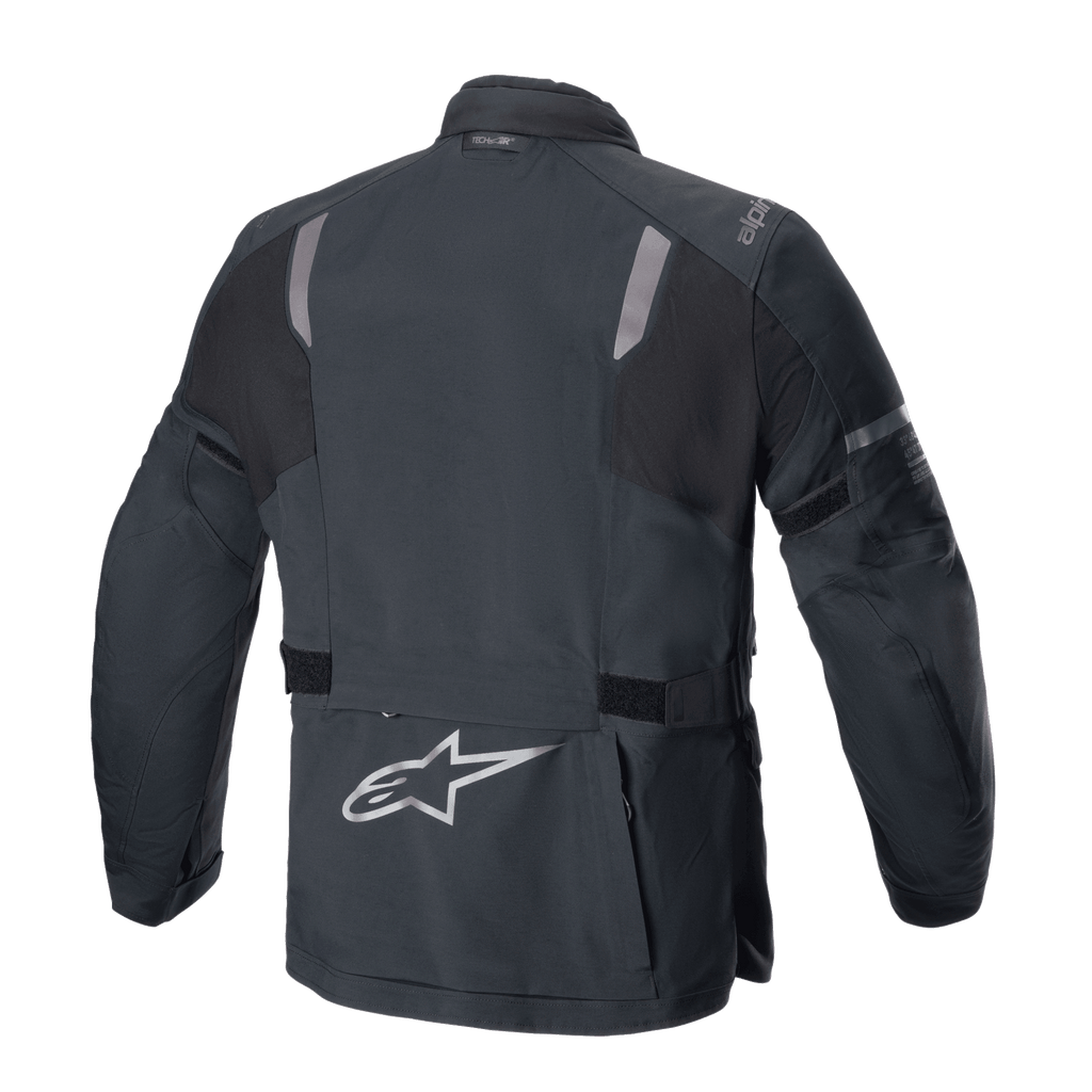 Alpinestars ST-7 2L GORE-TEX-jacka, baksida, svart och mörkgrå, med reflekterande axelpaneler, silverfärgad Alpinestars-stjärnlogotyp på nedre delen av ryggen och justerbara midjeremmar, motorcykelutrustning för äventyrstouring