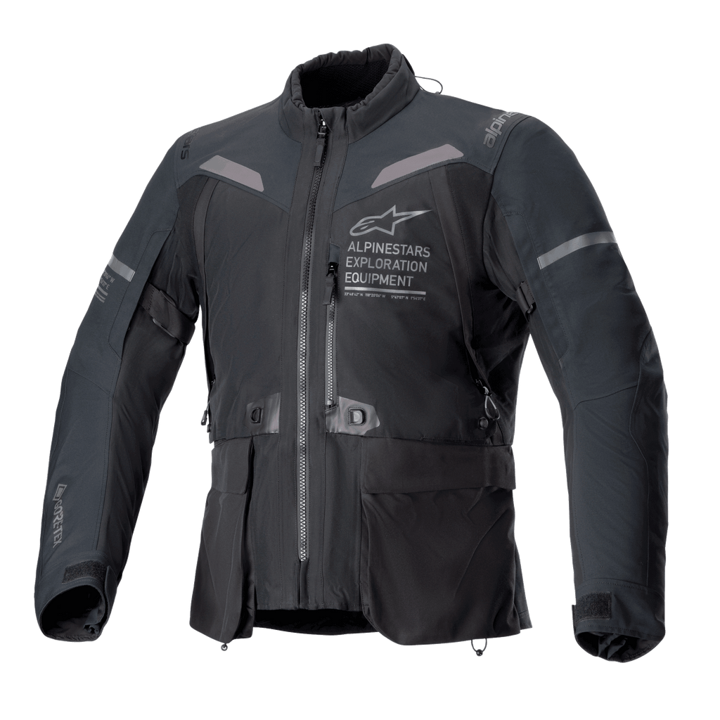Alpinestars ST-7 2L GORE-TEX-jacka, svart och mörkgrå motorcykeljacka, vy framifrån med stora lastfickor, reflekterande detaljer på axlarna och Alpinestars Exploration Equipment-logotyp på bröstet, vattentät utrustning för äventyrstouring