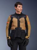 Alpinestars ST-7 2L GORE-TEX-jacka, motorcykeljacka för äventyr och touring, Gobi-brun och svart med orange detaljer, bärs av en manlig modell, Exploration Equipment-logotyp och GORE-TEX-teknologi, slitstark vattentät körutrustning