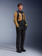 Alpinestars ST-7 2L GORE-TEX-jacka, motorcykeljacka, Gobi Brown och svart, bärs av en modell med matchande svarta byxor och handskar, med bruna paneler på bröstet och ärmarna, svarta tekniska detaljer och orange logotyper, adventure-touring motorcykelutrustning