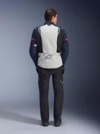 Alpinestars ST-7 2L GORE-TEX Jacka, ryggvy av en förare som bär en adventure touring-motorcykeljacka i Ice Gray, Dark Blue och svart, med en stor ryggpanel med Alpinestars-logotypen och matchande svarta byxor, designad för körning i alla väder.