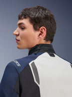 Alpinestars ST-7 2L GORE-TEX-jacka, närbild i profil av rygg- och nackpartiet, Ice Gray, mörkblå och svart, med justerbar krage med stötdämpande snodd och Tech-Air-märkning, premium motorcykeljacka för äventyrstouring.