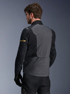 Alpinestars ST-7 2L GORE-TEX-jacka, motorcykeljacka, Deep Gray Black och Dark Khaki, vy bakifrån som visar stor grå ryggpanel med subtilt varumärke, svarta ärmar med guldfärgade khaki-detaljer, äventyrsklar vattentät textildesign