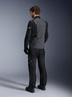 Alpinestars ST-7 2L GORE-TEX-jacka, mörkgrå och svart med mörka kaki-detaljer, vy bakifrån på en förare som bär jackan och matchande motorcykelbyxor, adventure touring-utrustning med vattentät laminerad konstruktion
