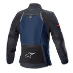 Alpinestars Boulder GORE-TEX-jacka, teknisk touring-motorcykeljacka, mörkblå och svart, vy bakifrån med en stor bakre förvaringsficka med silverstjärnlogotyp, vätskefack och GORE-TEX-märkning på kragen.