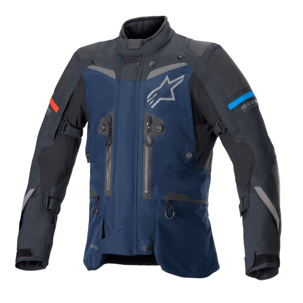 Alpinestars Boulder GORE-TEX jacka, mörkblå och svart äventyrstouringjacka, vattentät textilkonstruktion, vit stjärnlogotyp på bröstet, röda och ljusblå detaljer på ärmarna, flera ventilationsdragkedjor och justeringsremmar, slitstark teknisk utrustning för körning i alla väder