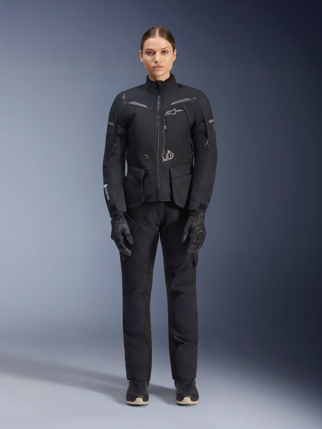 Alpinestars Stella ST-7 2L GORE-TEX-jacka, touringjacka för dam, svart och mörkgrå, bärs med matchande körbyxor och handskar, med vattentätt laminerat skal, reflekterande detaljer och ergonomisk adventure-design