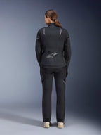 Alpinestars Stella ST-7 2L GORE-TEX-jacka för damer, svart och mörkgrå, ryggvy med den silvriga Alpinestars-logotypen på nedre ryggen, matchad med svarta textilbyxor, adventure touring-motorcykelutrustning
