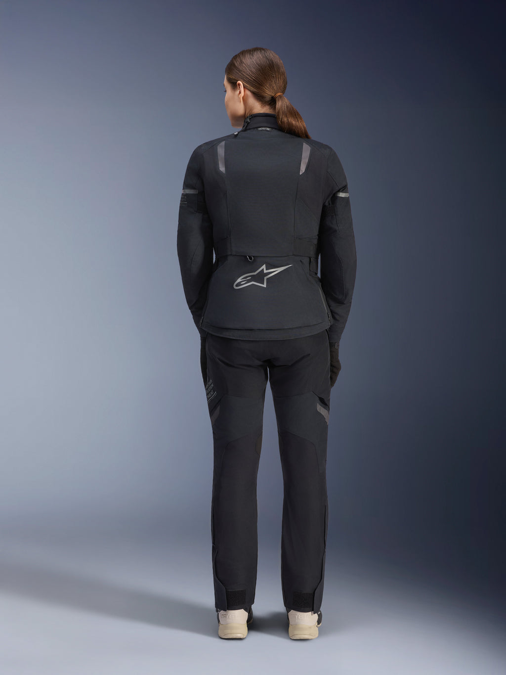 Alpinestars Stella ST-7 2L GORE-TEX jacka och byxor, adventure touring-ställ för dam, svart och mörkgrå, vy bakifrån som visar Astar-logotypen och reflexdetaljer, slitstark vattentät textilkonstruktion
