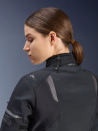Alpinestars Stella ST-7 2L GORE-TEX-jacka för dam, motorcykeljacka, svart, sidovy bakifrån som visar justerbar krage med dragsko, reflekterande axeldetaljer och Tech-Air Ready-märkning, funktionell design för adventure touring