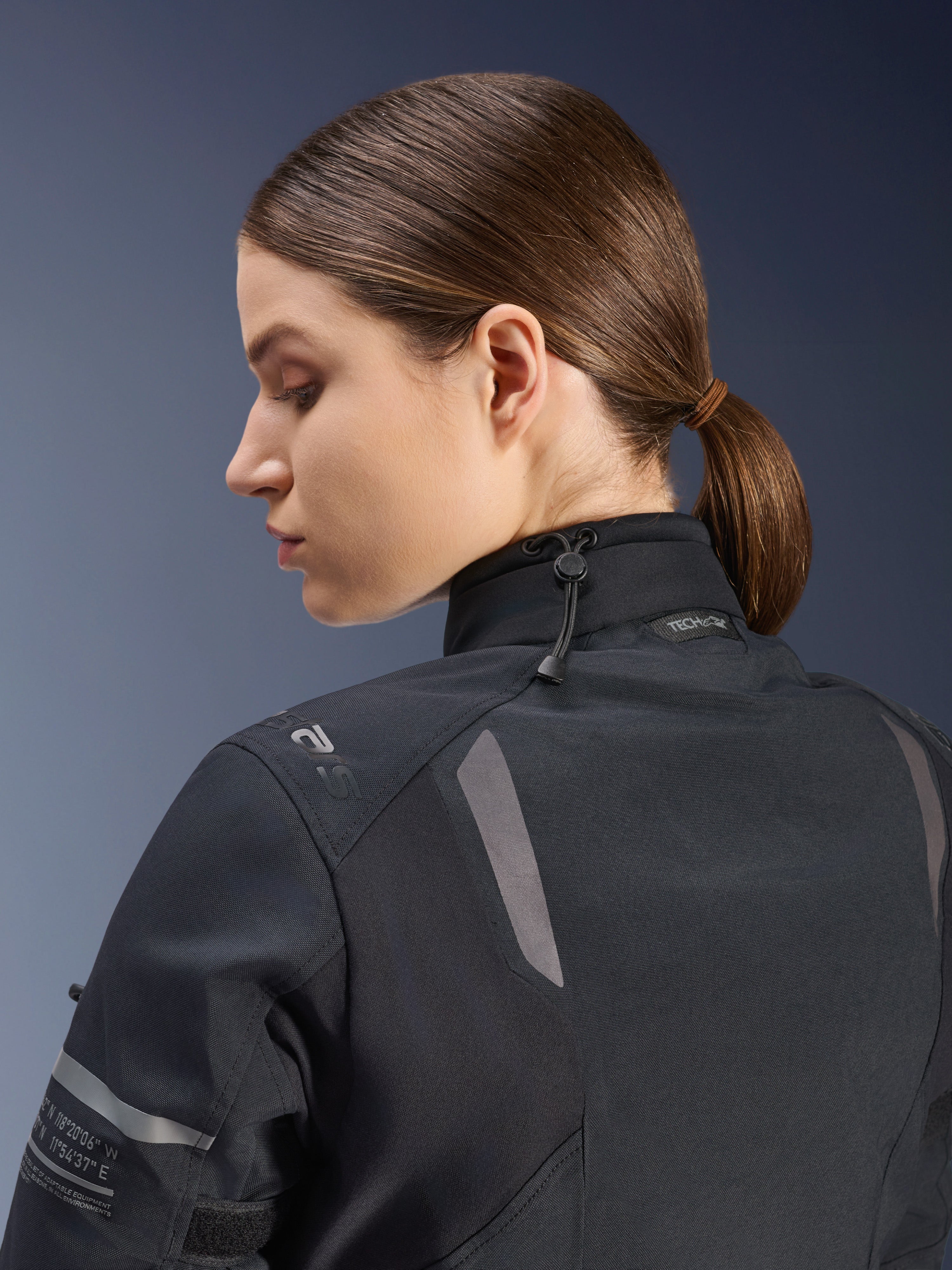 Alpinestars Stella ST-7 2L GORE-TEX-jacka för dam, motorcykeljacka, svart, sidovy bakifrån som visar justerbar krage med dragsko, reflekterande axeldetaljer och Tech-Air Ready-märkning, funktionell design för adventure touring