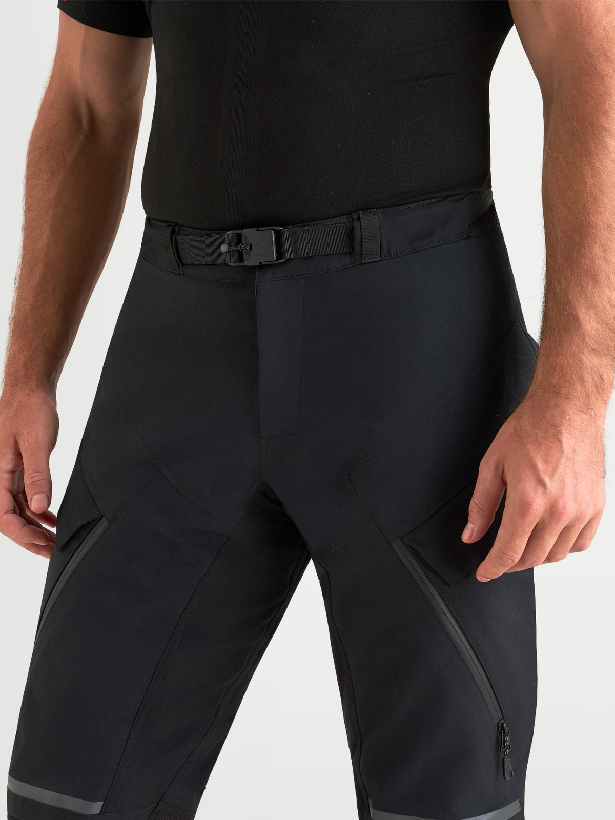Alpinestars St 7 V 2 2 L Gore Tex byxor, svarta äventyrsmotorcykelbyxor för herr, närbild som visar midjestängning och teknisk textildesign på modell