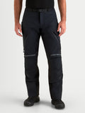 Alpinestars ST-7 V2 2L Gore-Tex byxor short, svarta äventyrsmotorcykelbyxor för herr med CE-certifierat skydd, framifrån på modell som bär vattentät skyddsutrustning