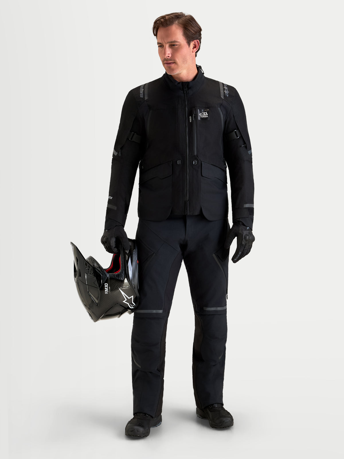 Alpinestars St 7 V2 2L Gore-Tex byxor short, svarta äventyrsmotorcykelbyxor för herr med AA-certifiering, framifrån på modell i matchande utrustning som håller en hjälm