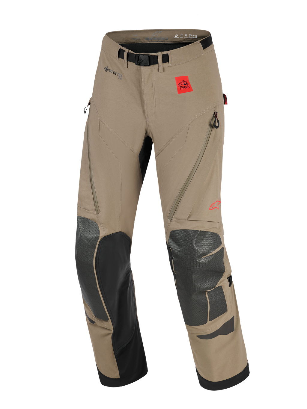 Alpinestars Nazca 3L GORE-TEX PRO byxor, äventyrsmotorcykelbyxor, valnöt och svart, med ett rött All Terra-logotypmärke, GORE-TEX PRO-märkning, svarta Superfabric-förstärkningar på knän och skenben, lårventilation med dragkedja och ett integrerat bälte med magnetiskt spänne.