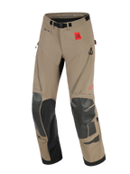 Alpinestars Nazca 3L GORE-TEX PRO byxor, äventyrsmotorcykelbyxor, valnöt och svart, med ett rött All Terra-logotypmärke, GORE-TEX PRO-märkning, svarta Superfabric-förstärkningar på knän och skenben, lårventilation med dragkedja och ett integrerat bälte med magnetiskt spänne.