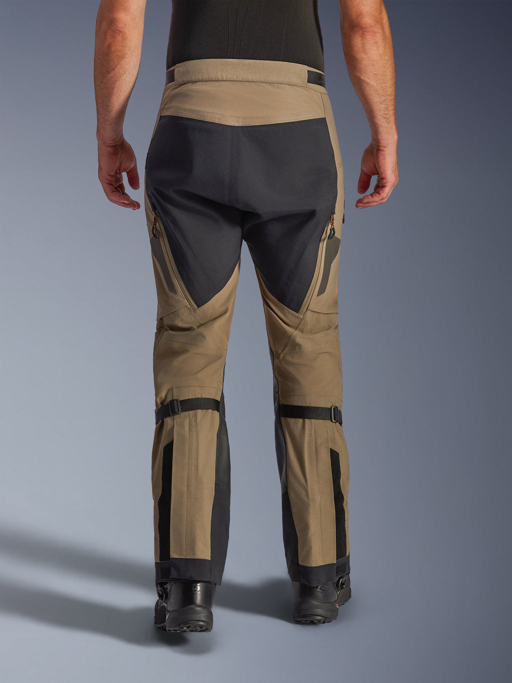 Alpinestars Nazca 3L GORE-TEX PRO-byxor, Walnut och svart, baksida som visar volymjusterare för vaderna och förstärkta paneler, tekniska äventyrsmotorcykelbyxor för körning i alla väder