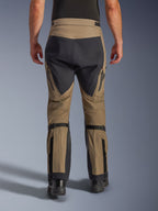 Alpinestars Nazca 3L GORE-TEX PRO-byxor, Walnut och svart, baksida som visar volymjusterare för vaderna och förstärkta paneler, tekniska äventyrsmotorcykelbyxor för körning i alla väder