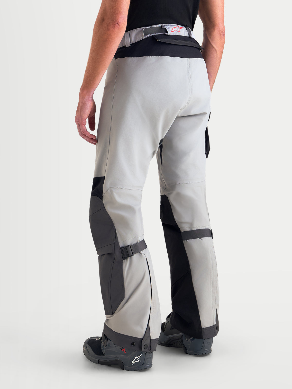 Alpinestars Arenis Gore-Tex byxor, äventyrsmotorcykelbyxor för herr i ljusgrått, mörkgrått och svart, vy bakifrån på modell som visar vattentät konstruktion