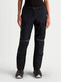 Alpinestars Stella ST-7 V2 Gore-Tex byxor, svarta äventyrsmotorcykelbyxor för dam med cargofickor, framifrån på modell som bär vattentät skyddsutrustning med midjeband