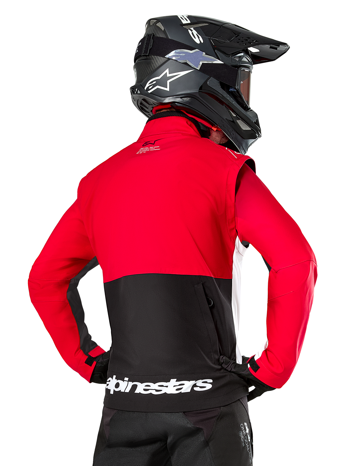 Alpinestars Pro-Dura jacka, offroad-endurojacka, röd och svart med vit Alpinestars-logotyp på den bakre fållen, bärs av förare bakifrån med en svart motocrosshjälm, rallyinspirerad design för aggressiv trailkörning