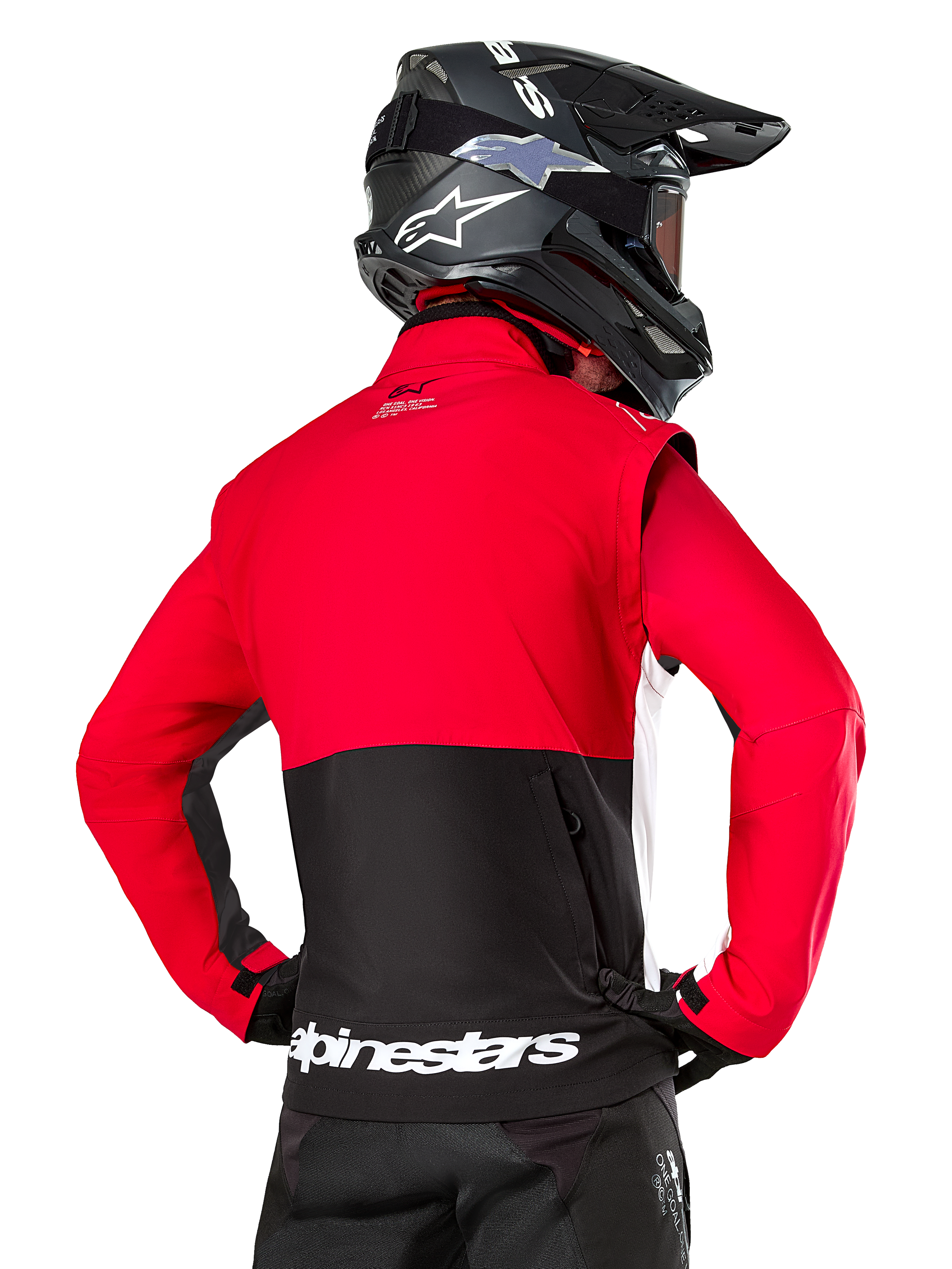 Alpinestars Pro-Dura jacka, offroad-endurojacka, röd och svart med vit Alpinestars-logotyp på den bakre fållen, bärs av förare bakifrån med en svart motocrosshjälm, rallyinspirerad design för aggressiv trailkörning