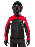 Alpinestars Pro-Dura-jacka, offroad-motorcykeljacka, svart, klarröd och vit, bärs av en förare med svart motocrosshjälm och goggles, med en hållbar ripstop-konstruktion och vita sidopaneler, designad för enduro- och trailkörning