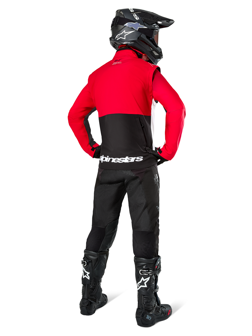 Motocrossförare sedd bakifrån iklädd Alpinestars Pro-Dura-jacka i svart, klarrött och vitt, kombinerat med svarta byxor, svart hjälm och svarta off-road-stövlar, med röd överdel och svart underdel samt vit Alpinestars-logotyp över ryggen.
