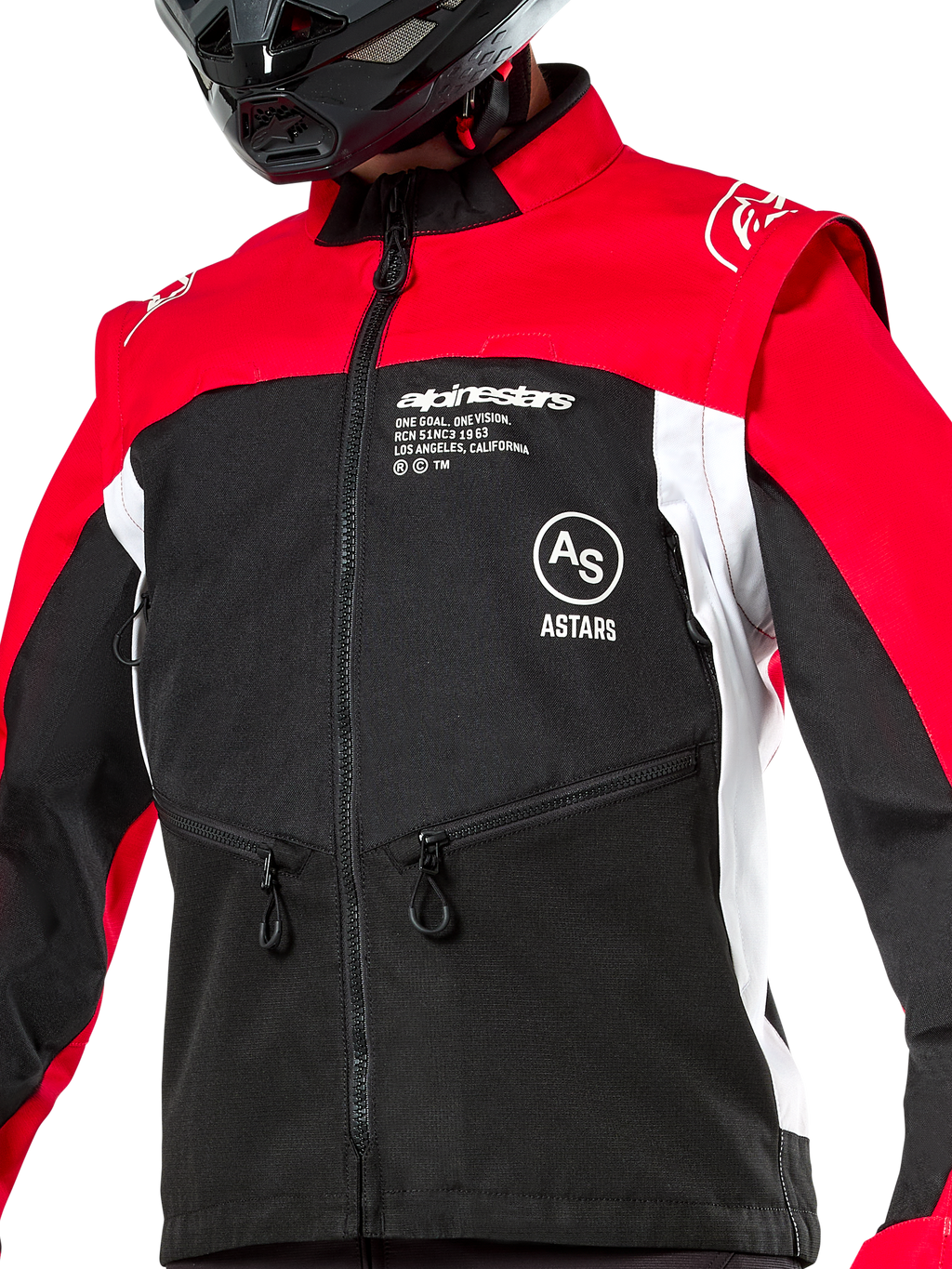 Alpinestars Pro-Dura jacka, offroad-motorcykeljacka, svart, klarröd och vit, bärs med en svart hjälm, med fickor med dragkedja och tydlig logotyp på bröstet, hållbar textilkonstruktion för enduro- och trailkörning