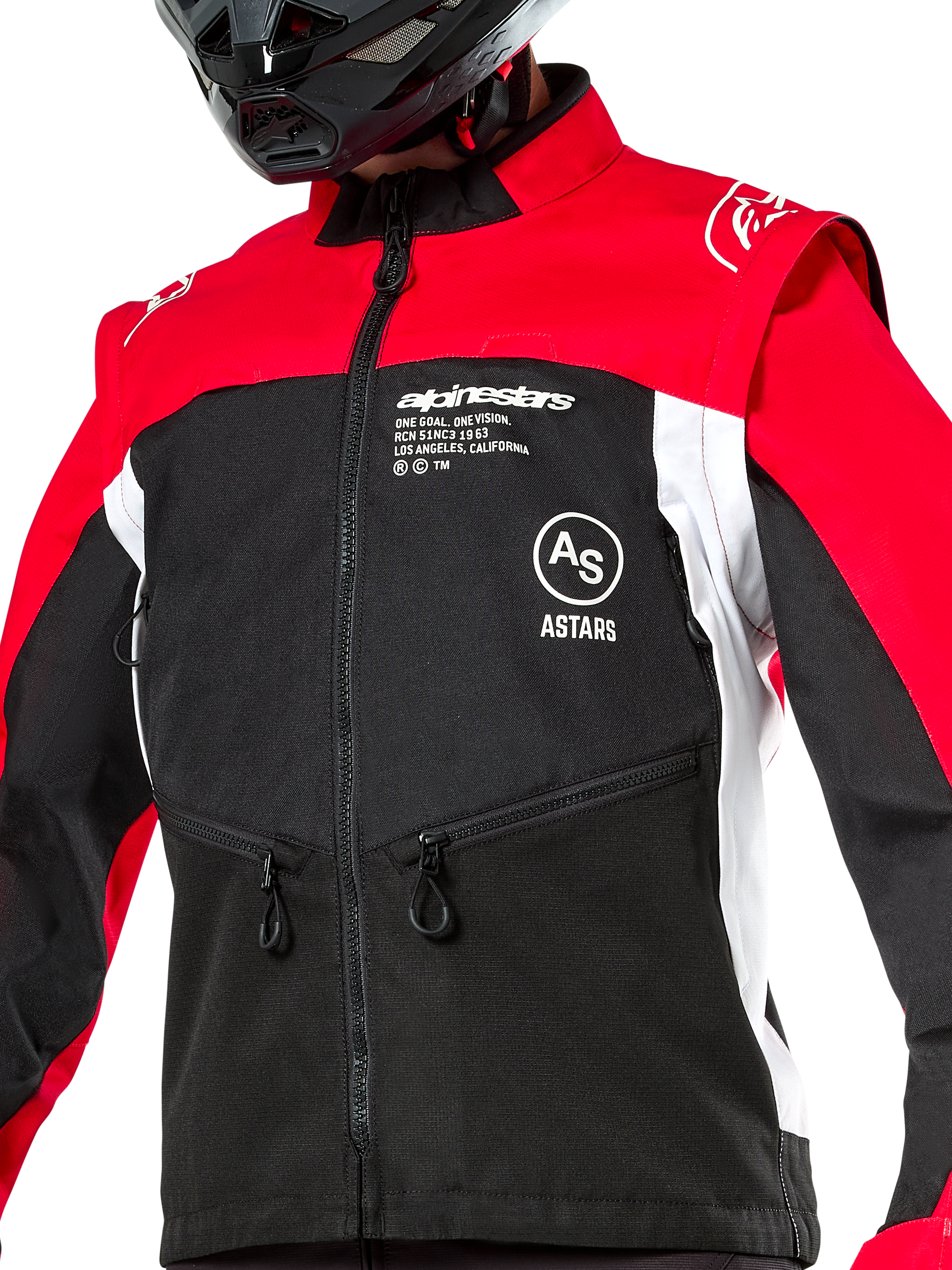 Alpinestars Pro-Dura jacka, offroad-motorcykeljacka, svart, klarröd och vit, bärs med en svart hjälm, med fickor med dragkedja och tydlig logotyp på bröstet, hållbar textilkonstruktion för enduro- och trailkörning