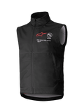 Alpinestars Techstar Softshell-väst, svart ärmlös motocrossväst, hög krage med dragkedja fram, röd stjärnlogotyp med "ASTARS" och "ONE GOAL. ONE VISION."-märkning på bröstet, lätt vindtätt softshell-tyg med ljusgrått innerfoder, designad för terrängkörning