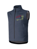 Alpinestars Techstar Softshell-väst, ärmlös motocrossväst, mörkgrå, hög krage med hellång dragkedja fram, röd stjärnlogotyp, gult cirkulärt AS-emblem, ASTARS-text och mottot ONE GOAL ONE VISION på bröstet, vindtätt lager för terrängkörning.