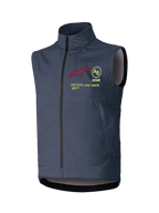 Alpinestars Techstar Softshell-väst, ärmlös motocrossväst, mörkgrå, hög krage med hellång dragkedja fram, röd stjärnlogotyp, gult cirkulärt AS-emblem, ASTARS-text och mottot ONE GOAL ONE VISION på bröstet, vindtätt lager för terrängkörning.