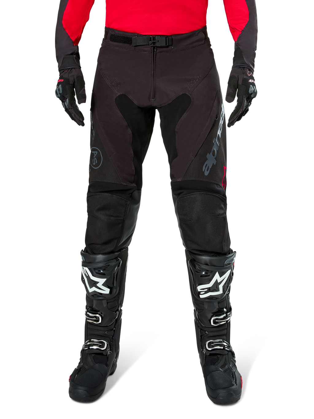 Alpinestars Pro-Dura Pants, svarta och mörkgrå endurobyxor, bärs med en röd långärmad tröja och svarta motocross-stövlar, med grå Alpinestars-logotyp och slitstark ripstop-konstruktion för terrängkörning