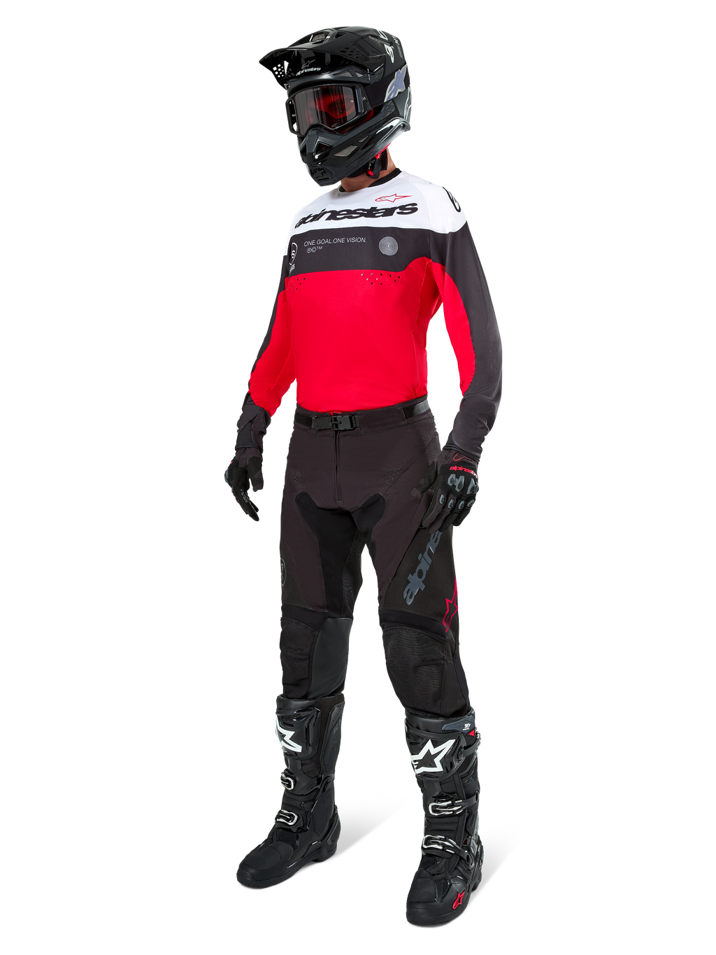 Alpinestars Pro-Dura-byxor i Black Magnet White, bärs av en förare med matchande röd, svart och vit tröja, svart hjälm och svarta offroad-stövlar, komplett professionell enduro-racingutrustning för terrängprestanda.